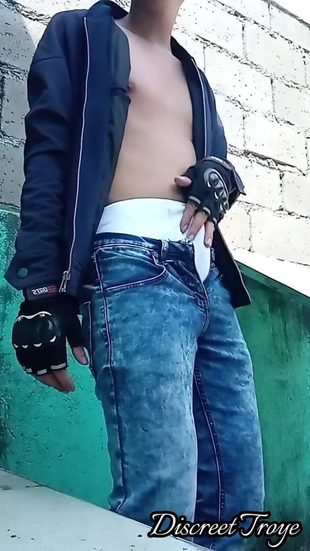 Troye_AsianPinoy: Ngocok kontol cowok berondong pinoy di pemakaman - sarap jakol pinoy...