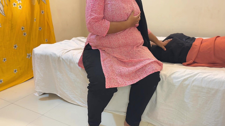 Aria Mia: メガネをかけた18歳のティーンホット継母は、真夜中に継息子のベッドで夫を浮気しています!