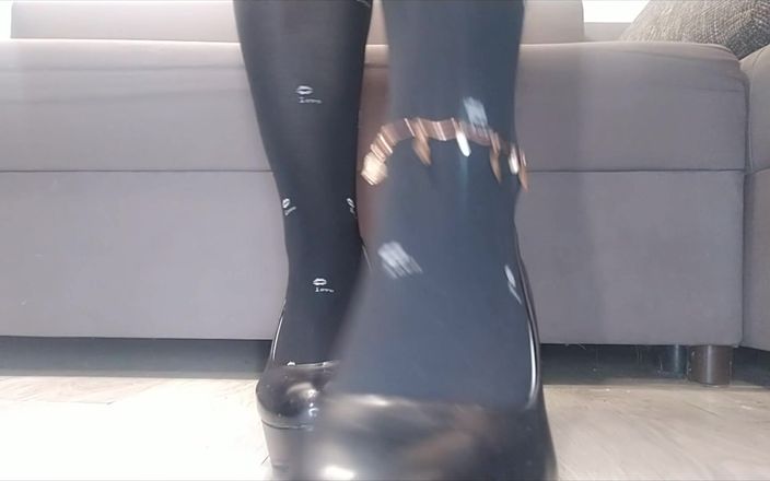 Monica Nylon: 恋足癖，黑色尼龙和高跟鞋