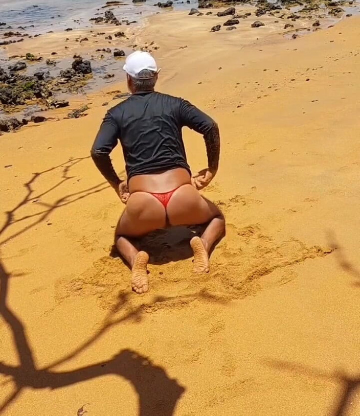 Ladysilvas: Ladysilva समुद्र तट पर पैंटीज में अपनी हॉट गांड दिखा रही है