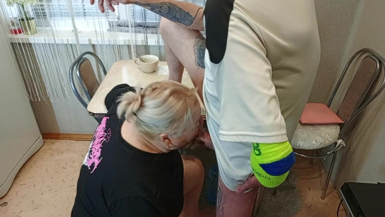 Zona901: După-amiază, îmi fut vecina în gură în bucătărie și ejaculez