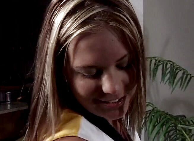 Teens Get it Hard: Roztleskávačka s velkým zadkem miluje hardcore šukání