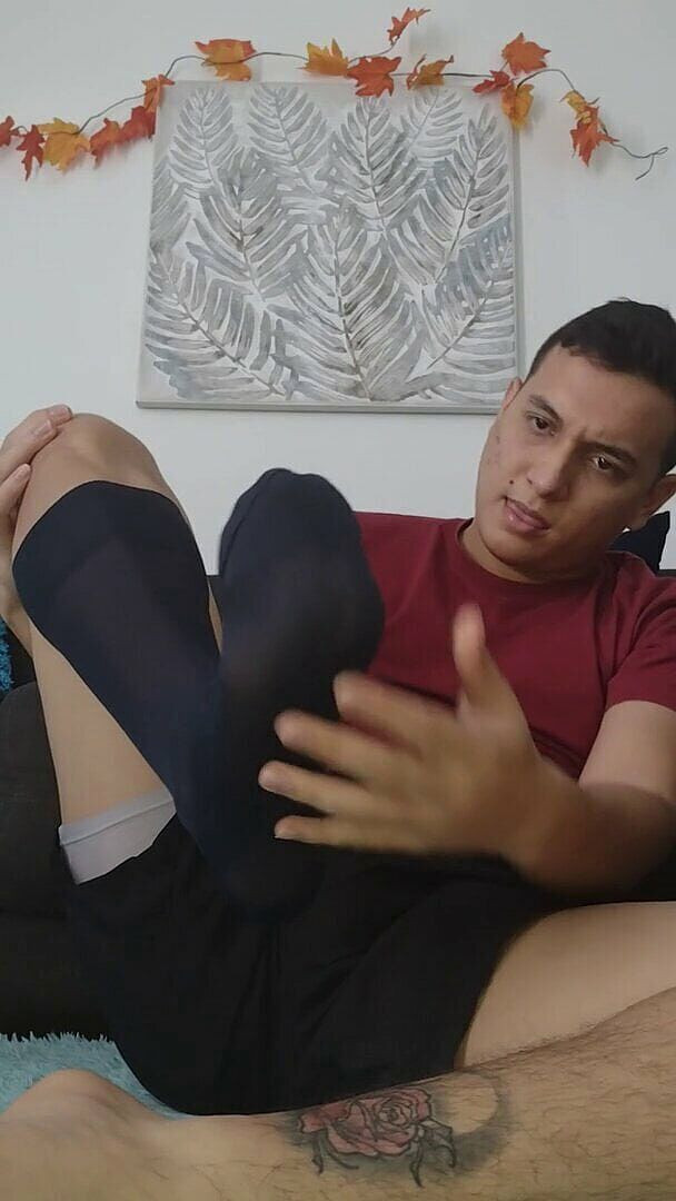 Tomas Styl: Latino pone medias de nylon para que puedas emocionarse