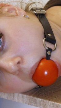 Leya's hogcuffs endurance challenge