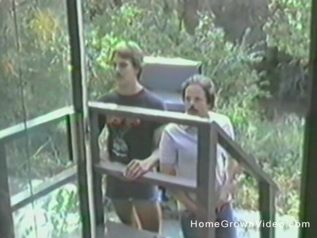 Homegrown Video: Dwóch facetów bierze to na zmianę na małe cycki blondynki