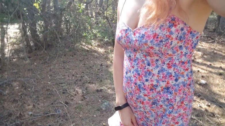 Risky Hairy Couple: Молочные сиськи и волосатая киска светят в лесу