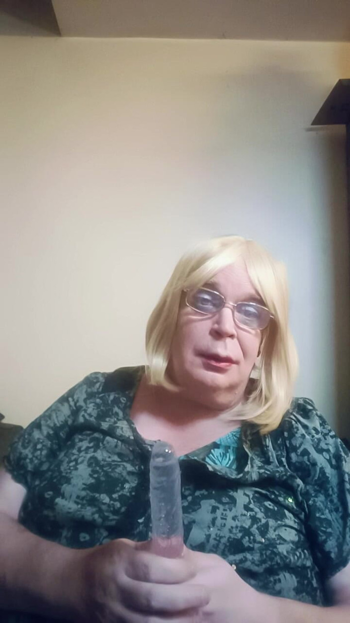 Stephanie-Nicole-TV: Examinând câteva jucării noi.