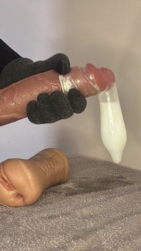 Cane Massaging the Huge Head of His Cock Until He Cums and Fills His Entire Condom!