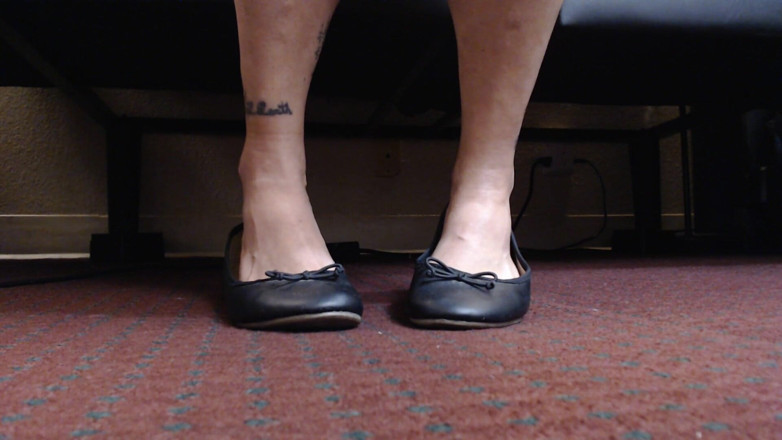 Abby Anna: Toe wiggling in ballet flats