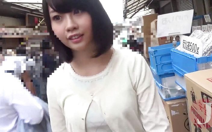 Asian happy ending: Mooie oosterse tiener opgepikt om harde lul te zuigen