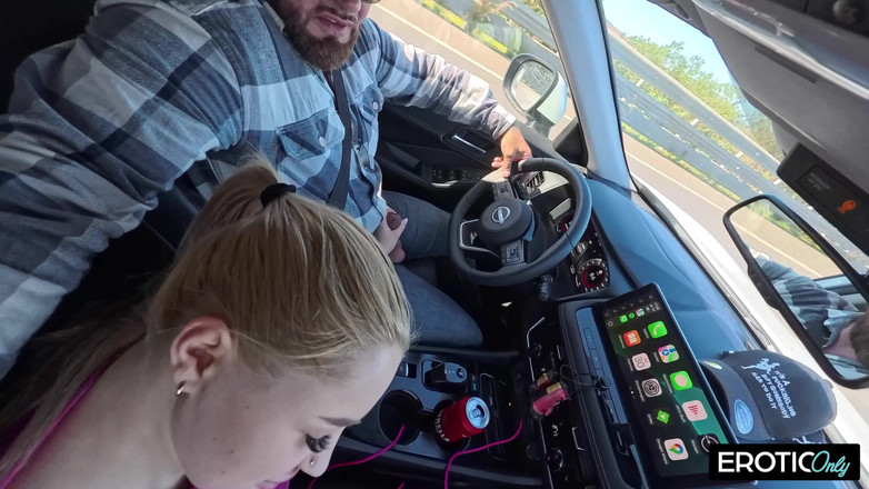 EroticOnlyClips: 20 वर्षीय सुनहरे बालों वाली बेब की कामुक बूढ़े आदमी द्वारा जोरदार चुदाई होती है जो जानता है कि वह क्या कर रहा है