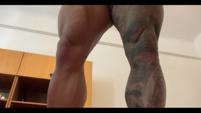 Jasons feet: मैं तुम्हें सिकुड़ता हूँ और तुम बहुत छोटे हो जाते हो।