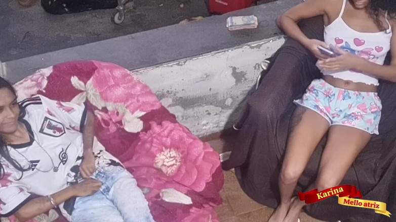 Karinamello: Un vieux parvient à coucher avec ses deux belles-filles après avoir...