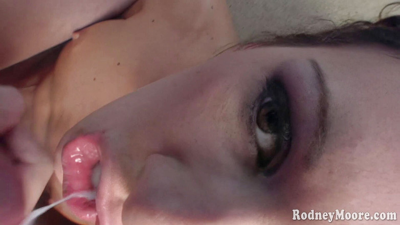 Rodney Moore: 复古女郎gonzo色情Taylor Rain吞下