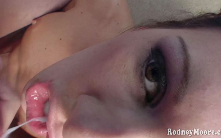 Rodney Moore: Klasik kız gonzo pornosu Taylor Rain yutuyor