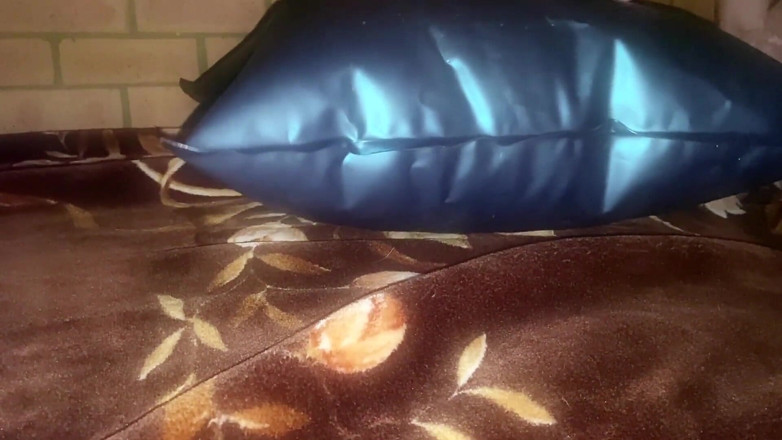 Aussie bi boy: Transando com travesseiro de água inflado no waterbed