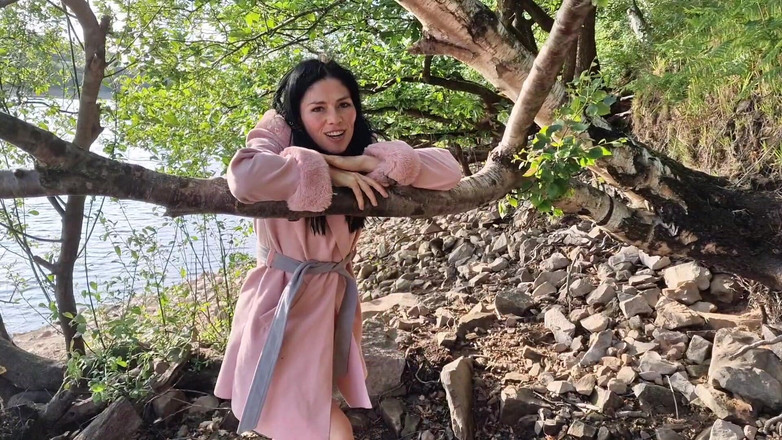 Nicky Brill: आउटडोर नग्न फैलाना और चूत चौड़ी करना