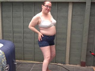 Horny vixen: Big boobed wife in sexy denim shorts