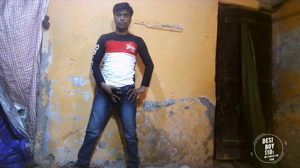 Desiboy110Ankit: Intrarea băiatului indian în film porno care se dezbracă complet