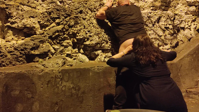 Toilet Mommy: Une fille sexy goûte le cul du mec