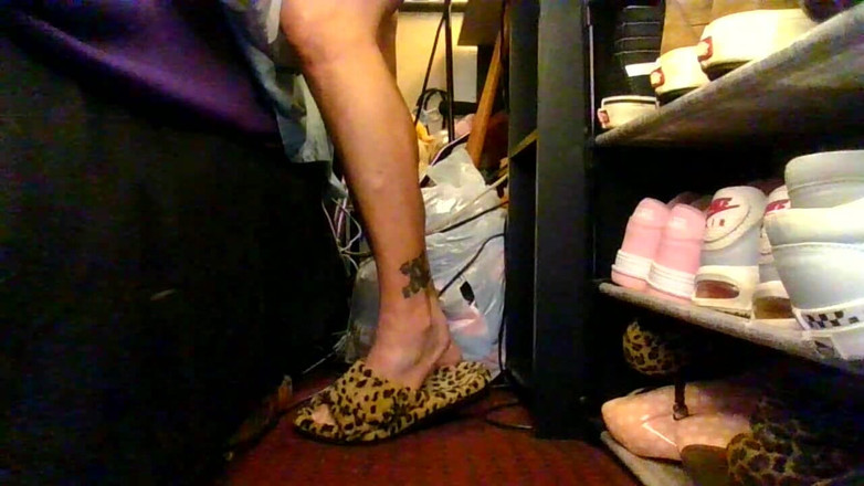 Abby Anna: Dép ướt át mờ