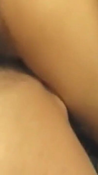 興奮した成熟した美女が脈打つペニスで大きく伸ばされる激しいセックス