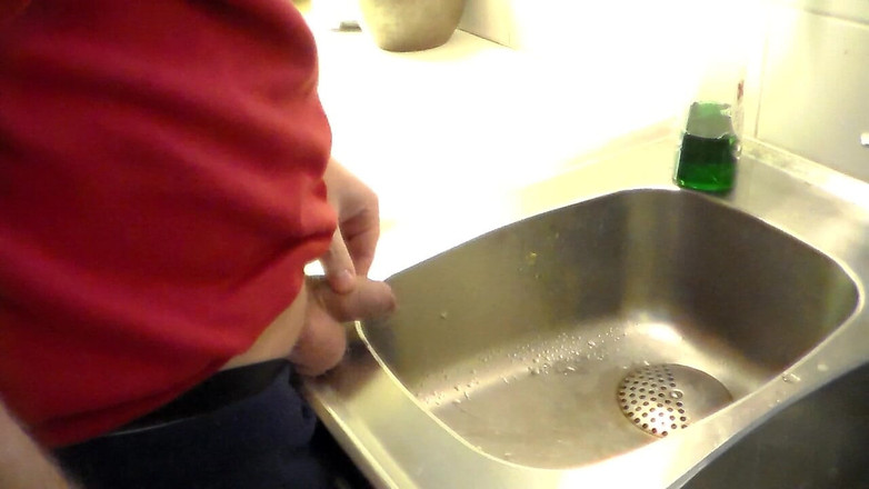 Sex hub male: John Pisst Im Spülbecken