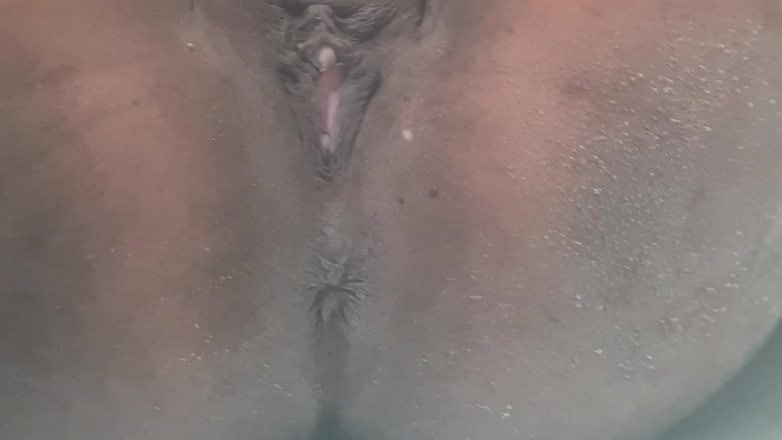 domslutfucker: Indianka bawi się swoimi cyckami i cipką w wannie