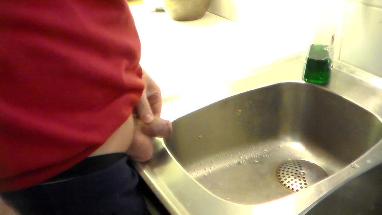 Sex hub male: ジョンがキッチンの流しでおしっこをしている