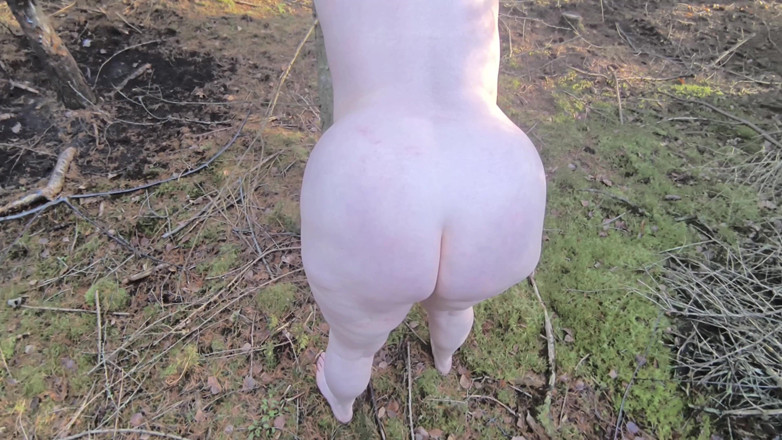 Bouncy Tits Action: Complet goală în pădure - țâțe și vagin biciuire