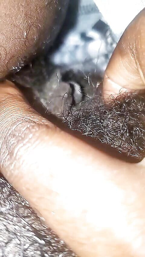 Roseblue2: 摩擦她湿漉漉的紧致阴户