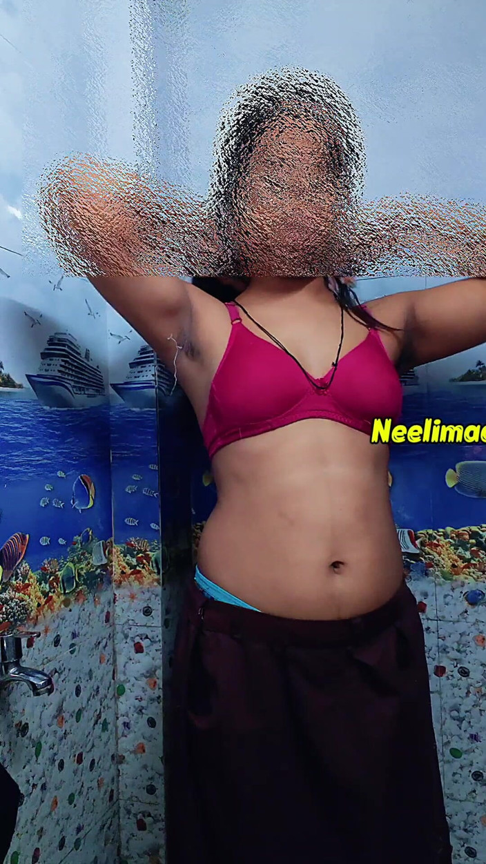 Neelimaa: Elevă indiancă sexy desi care își schimbă uniforma și se masturbează. Indian...