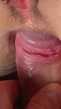 Amatérský záběr zblízka na anální creampie