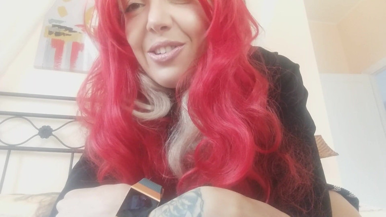 savannahamatoriale: Lavinia, maîtresse rousse italienne, parle à son ver