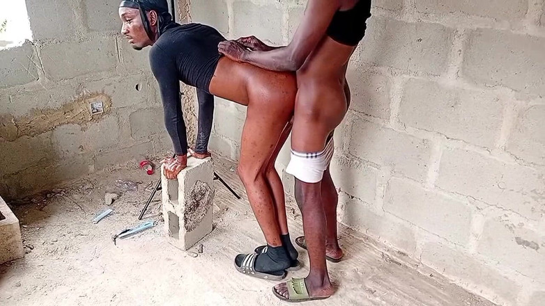 Sexydaddy: SNS에서 만난 남자와 미완성 건물에서의 섹스