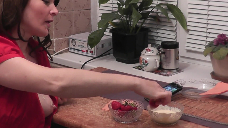 XXX-Platinum: Kitchen sexy stepmom Milf without panties eats banana, fruit, masturbates...