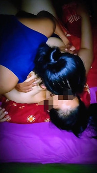 अपने निपल्स के साथ खेलने में सक्षम होना बहुत अच्छा है। जब तक मैं संभोग सुख नहीं पा लेता