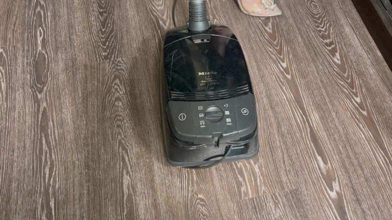 Hottie goddess: Cameriera obbediente: pelle, collant e adorazione dell'aspirapolvere