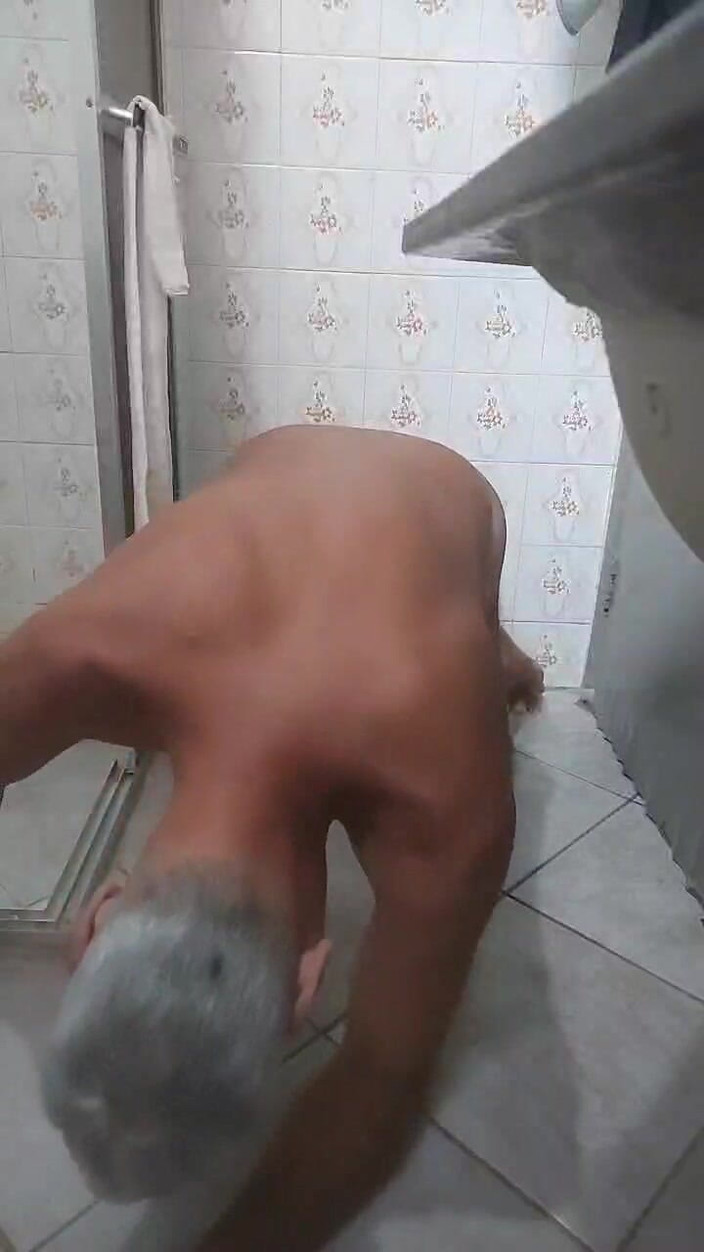 Ladysilvas: Çıplak ladysilva bronzlaşmış götünü seksi işaretle gösteriyor