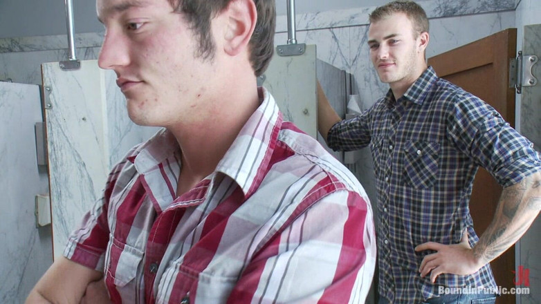 Bound in public: Dva chlapci se zvyknou na veřejné toaletě