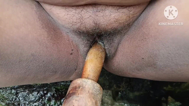 Nenika: Indianca Desi Bhabhi și-a futut pizda cu un pin de rostogolire