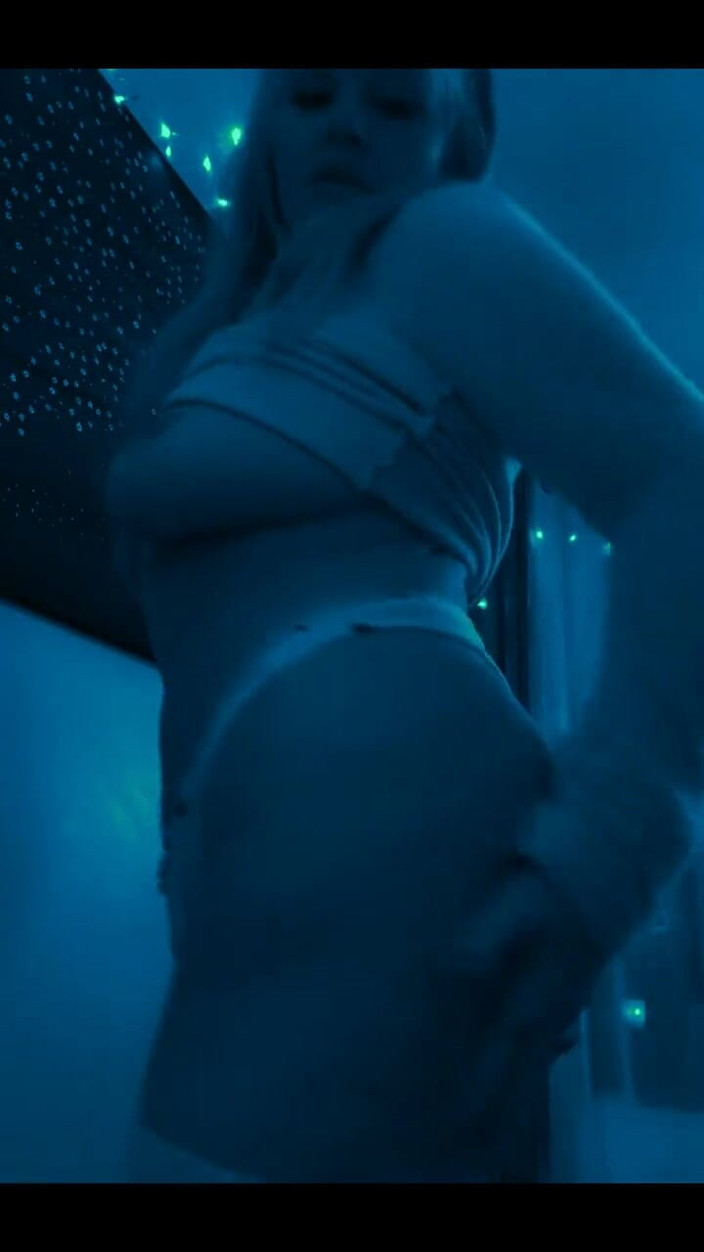 PaintedRose: Erotický striptýz