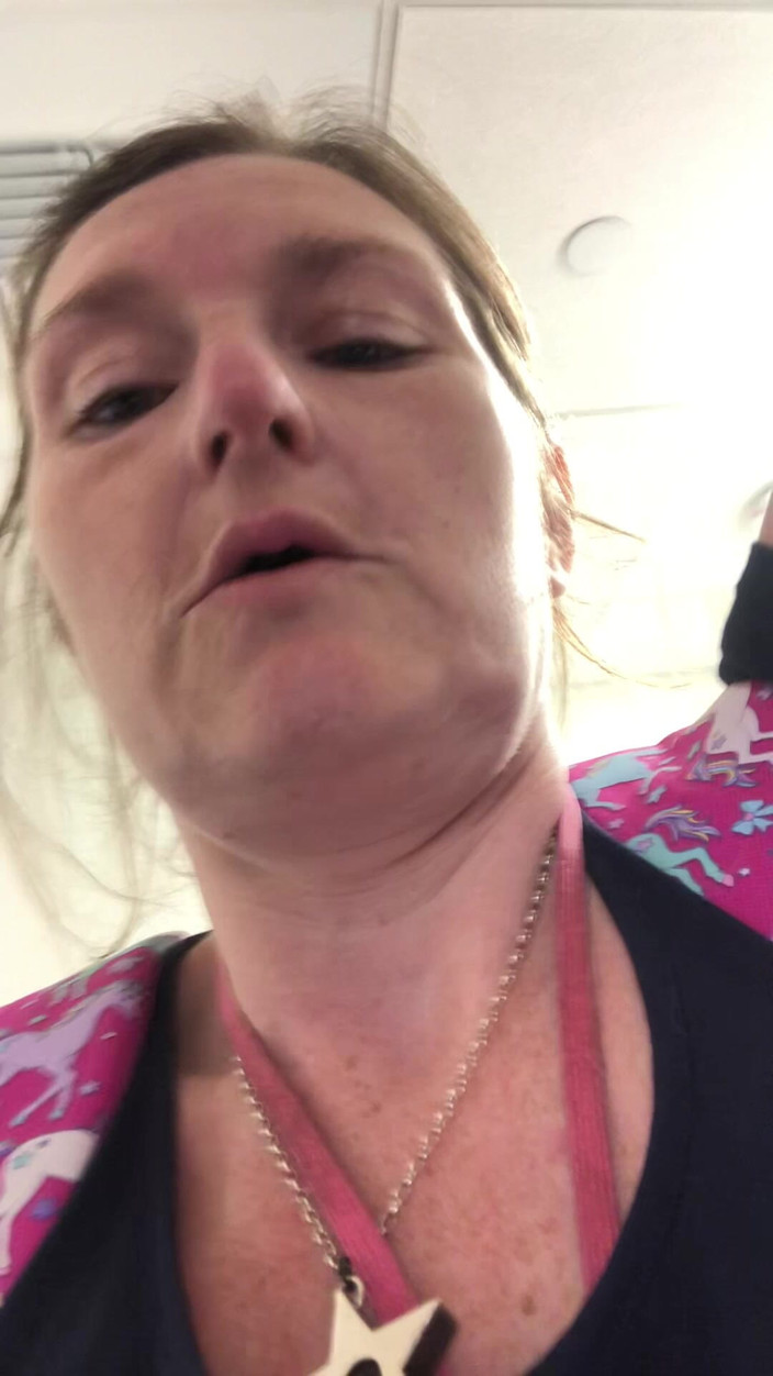 MistressWriggler: ラスベガスで服を試着しているときにセクシーなスパンコールのドレスで立ち往生しました