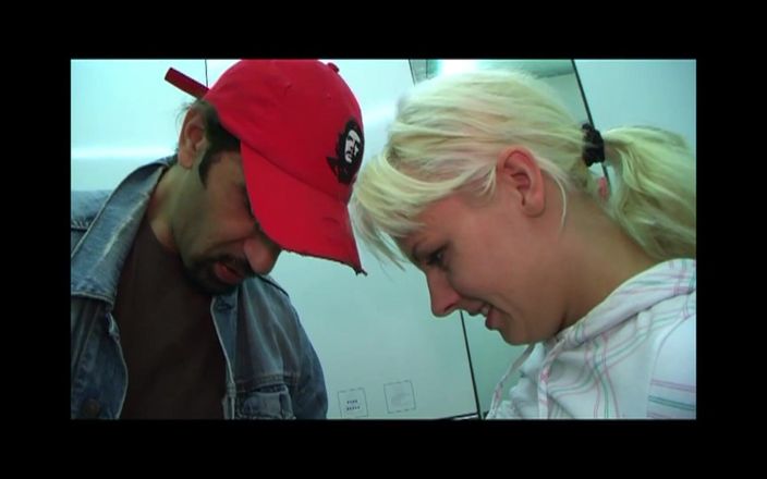 Cinema X: Rubia toma dos cargas en un baño
