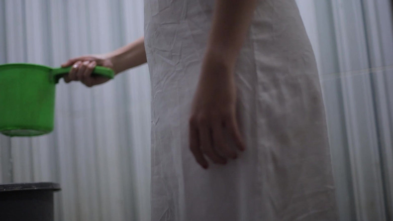 deafheaven666: 투명한 흰색 새틴 드레스를 입고 목욕하는 섹시한 마누라