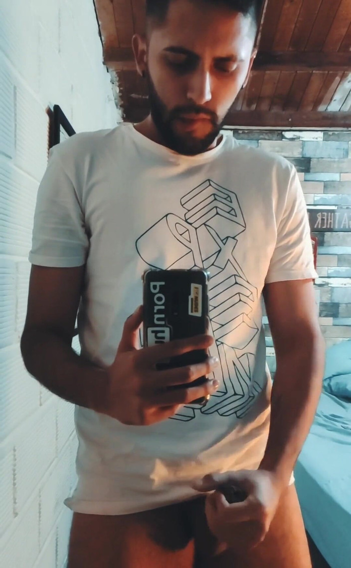 Camilo Brown: Honění mého velkého neobřezaného ptáka před zrcadlem a lízání mého...