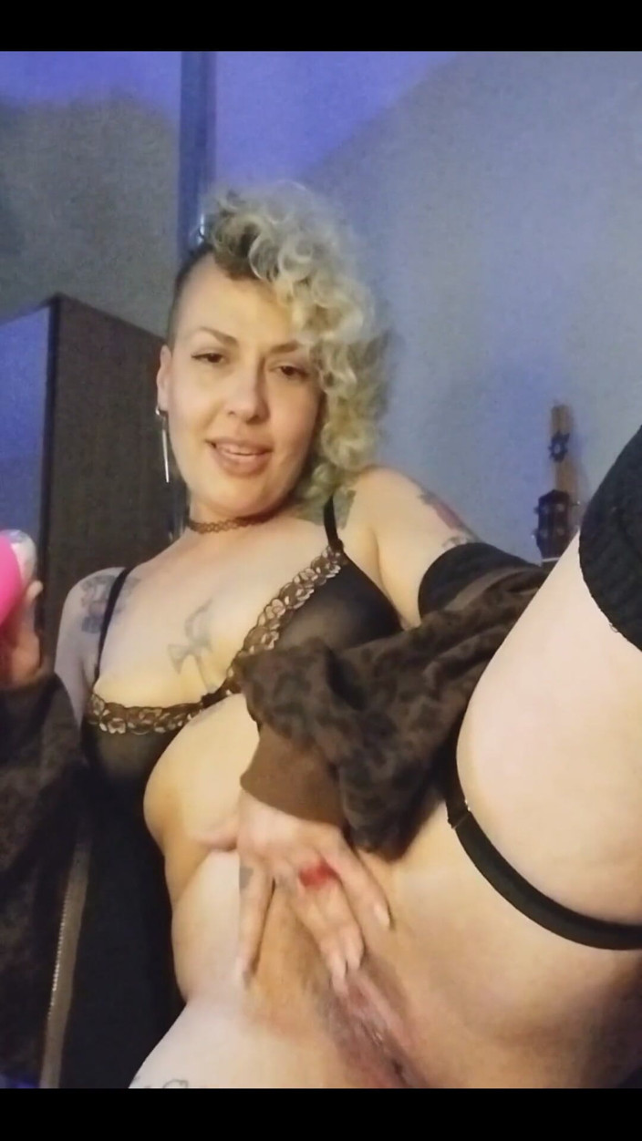 MariLou Moreira: Kom och titta på mig ha en super intensiv orgasm...