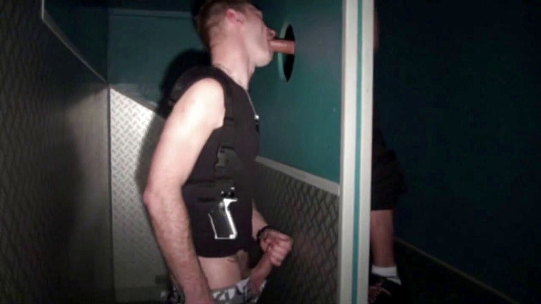 Crunch Boy: स्ट्रैगथ ग्लोरी होल्स में गे द्वारा चूसा गया