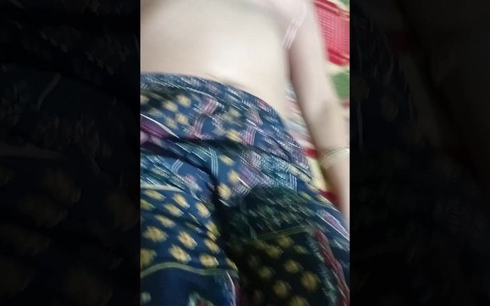MrsShivani: Eine schöne indische desi bhabhi zeigt ihre möpse und wird...