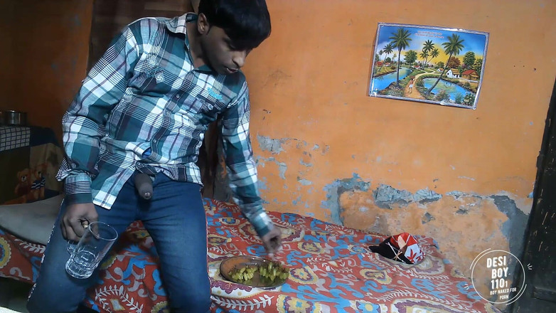 Desiboy110Ankit: Grona z siusiu fun Desiboy Porno ręczna masturbacja